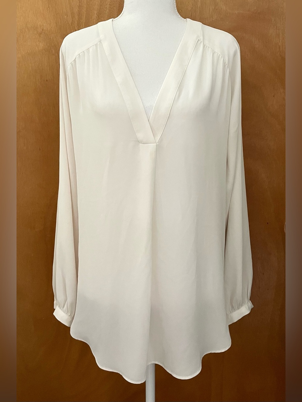 Ann Taylor Cream V-Neck Long Sleeve Tunic Blouse. Size M